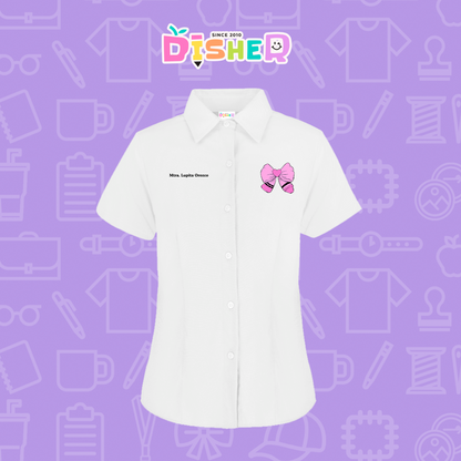 CBGC-D-009: Camisa Bordada Gabardina Manga Corta Dama  I Moño rosa crayón