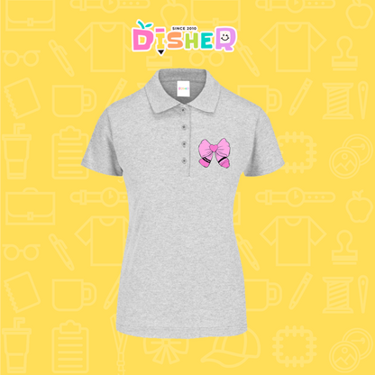 PBY-D-0009: Polo Bordada 50/50 Dama I Moño rosa caryón