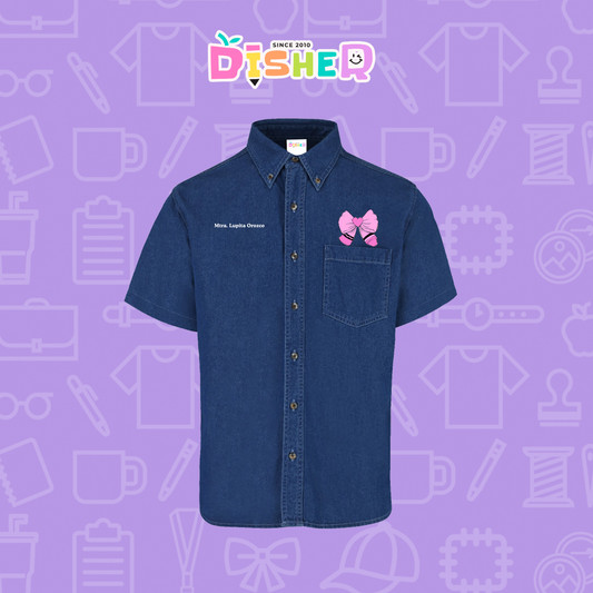 CBMC-C-009: Camisa Bordada Mezclilla Manga Corta Caballero  I Moño rosa crayón